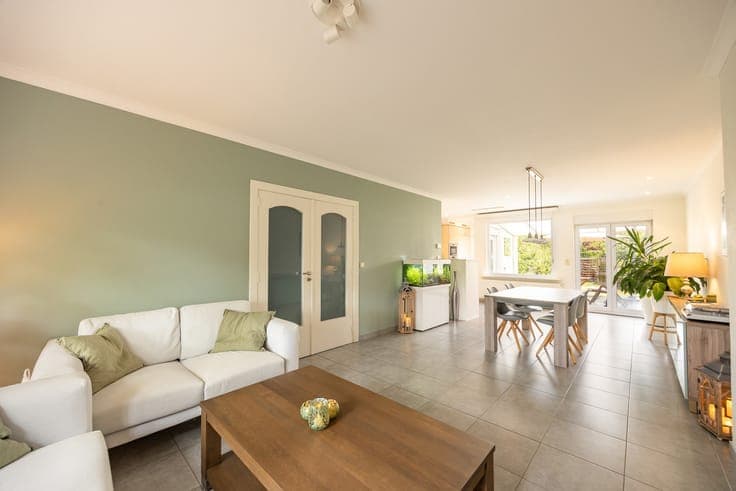 INSTAPKLARE GEZINSWONING MET 4 SLAAPKAMERS EN HEERLIJKE T...