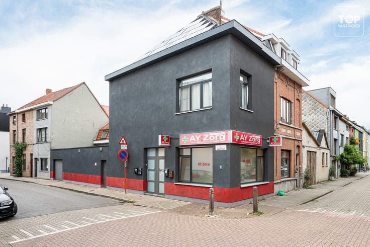 Opbrengsteigendom met polyvalente ruimte + 2slpk appartement