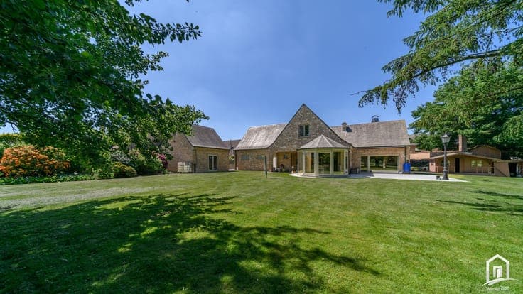 Karaktervolle villa met 3 slaapkamers, 2x dubbele garage ...