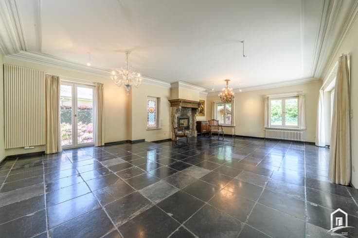 Karaktervolle villa met 3 slaapkamers, 2x dubbele garage ...