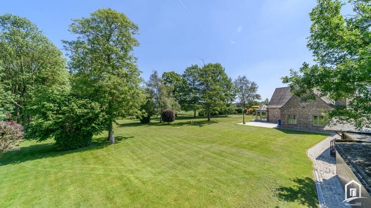 Karaktervolle villa met 3 slaapkamers, 2x dubbele garage ...