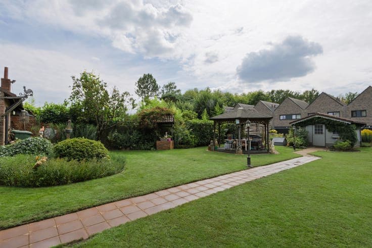 BRASSCHAAT - 4-Bed Villa with Garden & 39 Solar Panels