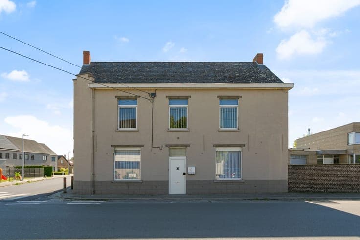 Te renoveren woning met 4 slaapkamers, loods en tuin