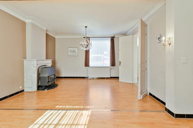 Te renoveren woning met 4 slaapkamers, loods en tuin