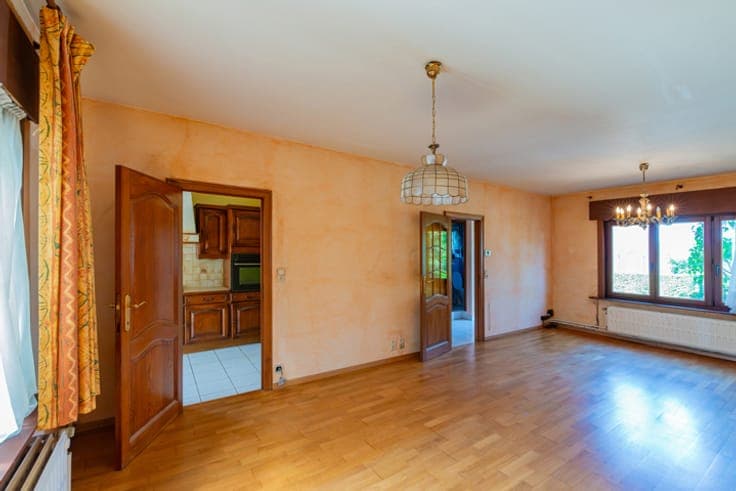 Semi-detached house for renovation with 4 bedrooms