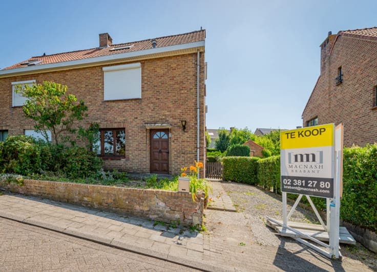 Semi-detached house for renovation with 4 bedrooms