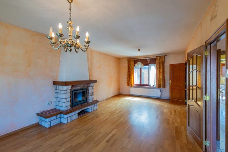 Semi-detached house for renovation with 4 bedrooms