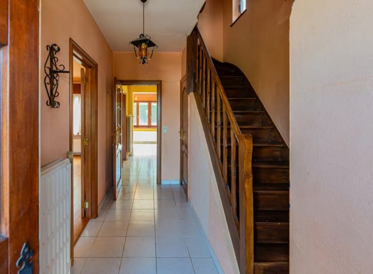 Semi-detached house for renovation with 4 bedrooms