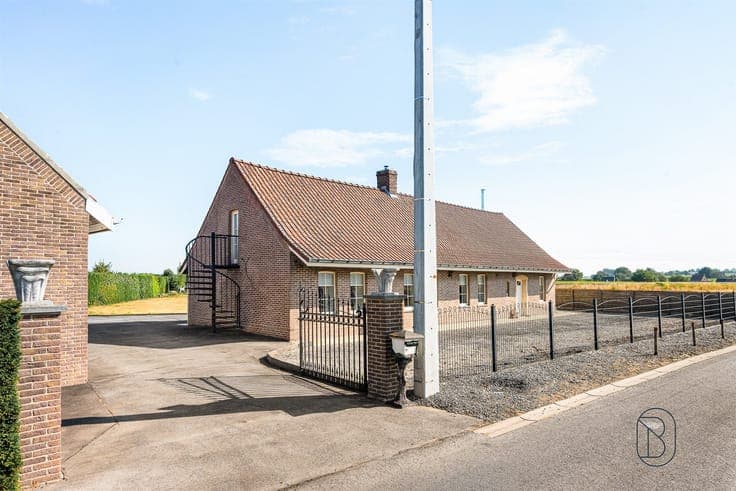 Farmhouse with horse stables and pasture in Anzegem on a 9,9