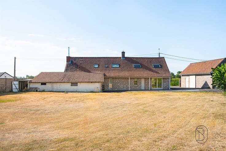 Farmhouse with horse stables and pasture in Anzegem on a 9,9