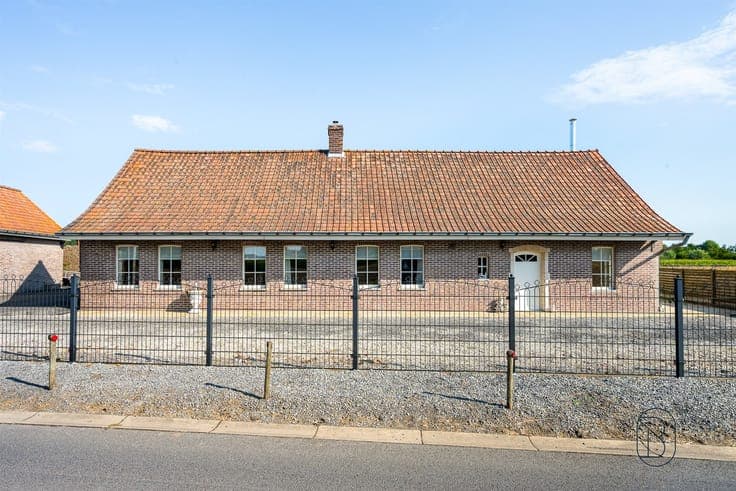 Farmhouse with horse stables and pasture in Anzegem on a 9,9