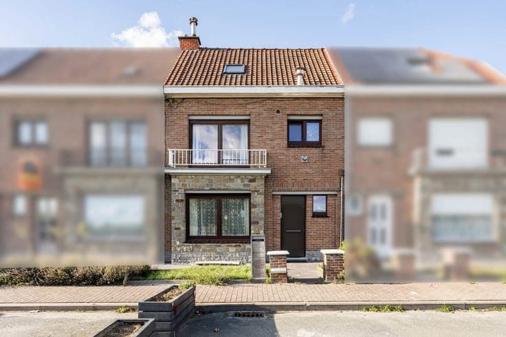 Beautifully renovated starter home in a quiet street