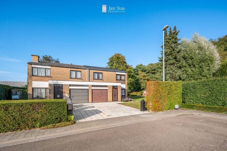 Zeer mooi gelegen half-open woning met tuin op 6 are tege...
