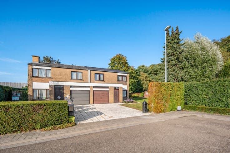 Zeer mooi gelegen half-open woning met tuin op 6 are tege...