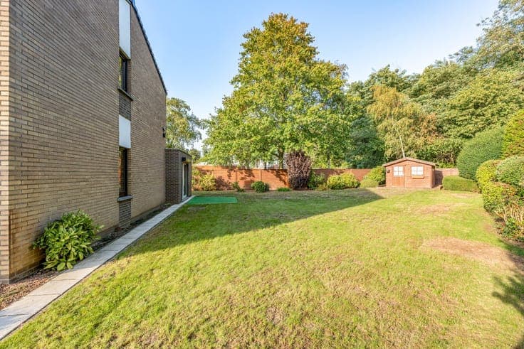 Zeer mooi gelegen half-open woning met tuin op 6 are tege...