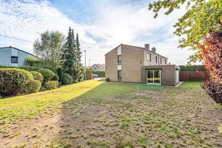 Zeer mooi gelegen half-open woning met tuin op 6 are tege...