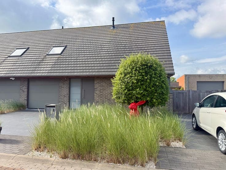 Lombardsijde, uiterst verzorgde koppelwoning op het einde...