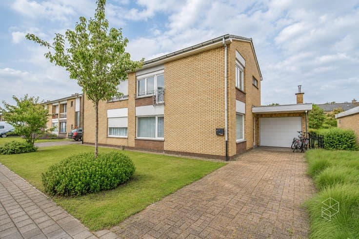 RUIME LICHTRIJKE WONING met 3 SLPKS, GARAGE en grote TUIN