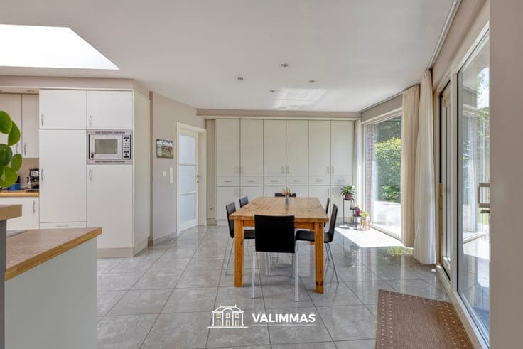 Zeer ruime woning met praktijkruimte, garage & tuin...