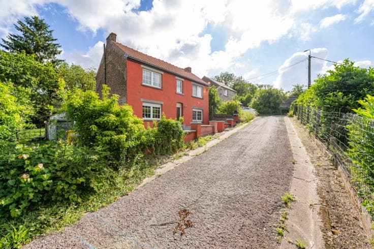House to renovate, 4 facades, with a very nice garden