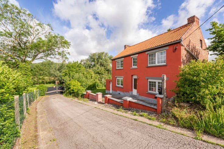 House to renovate, 4 facades, with a very nice garden