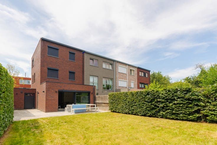Modern Family Home with Garage and Garden