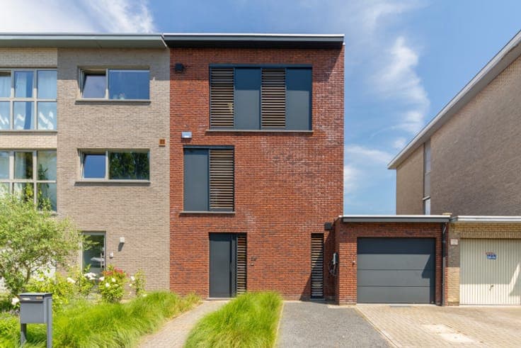 Modern Family Home with Garage and Garden
