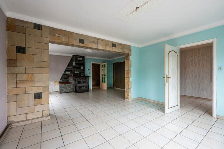 Te renoveren half open woning met veel potentieel!