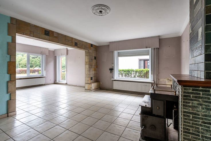 Te renoveren half open woning met veel potentieel!