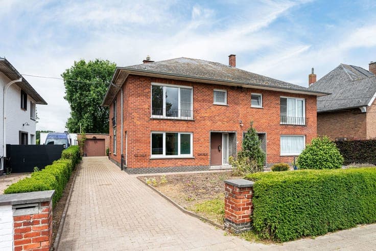 Te renoveren half open woning met veel potentieel!