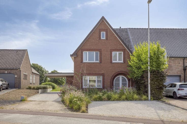 Ready to move in semi-detached building on a 10a62 plot with