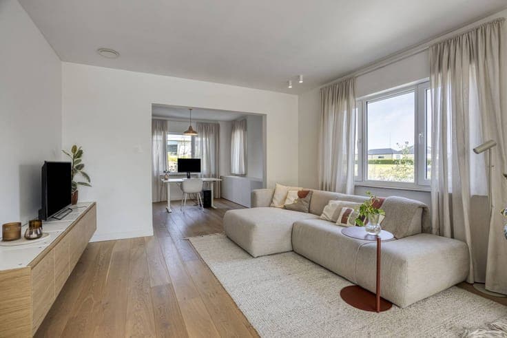 Ready to move in semi-detached building on a 10a62 plot with