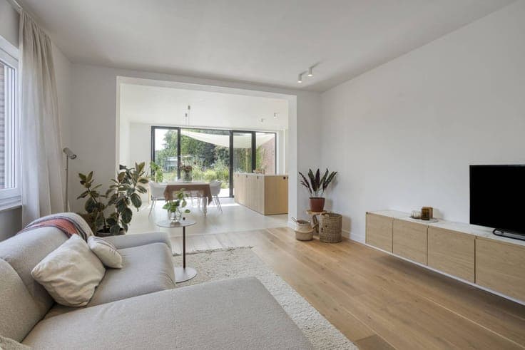Ready to move in semi-detached building on a 10a62 plot with