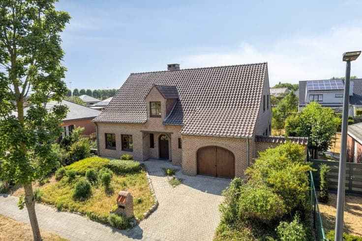Open bebouwing met 4 slaapkamers en tuin