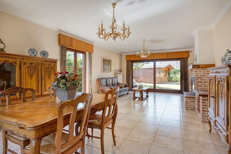 Open bebouwing met 4 slaapkamers en tuin