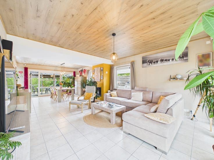 3-Bedroom House with 2 GARAGES, GARDEN & WORKSHOP