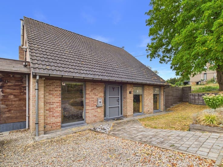 3-Bedroom House with 2 GARAGES, GARDEN & WORKSHOP