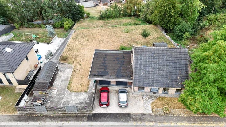 3-Bedroom House with 2 GARAGES, GARDEN & WORKSHOP
