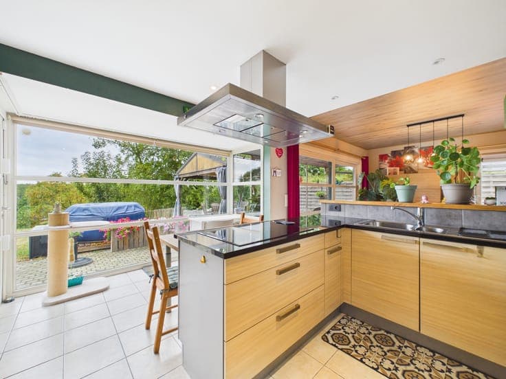 3-Bedroom House with 2 GARAGES, GARDEN & WORKSHOP