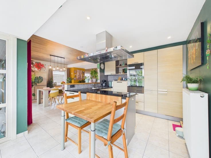 3-Bedroom House with 2 GARAGES, GARDEN & WORKSHOP
