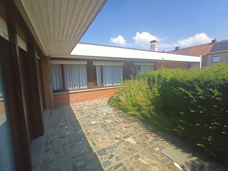 Spacious well-maintained bungalow with huge garden
