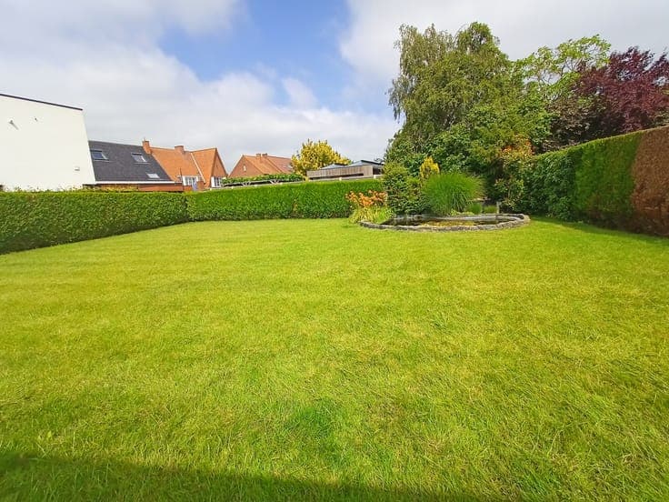 Spacious well-maintained bungalow with huge garden
