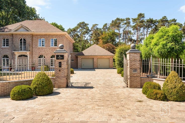 Exclusive villa with an indoor pool on a spacious lot in Waa
