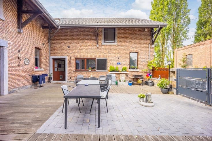 Farmhouse with courtyard