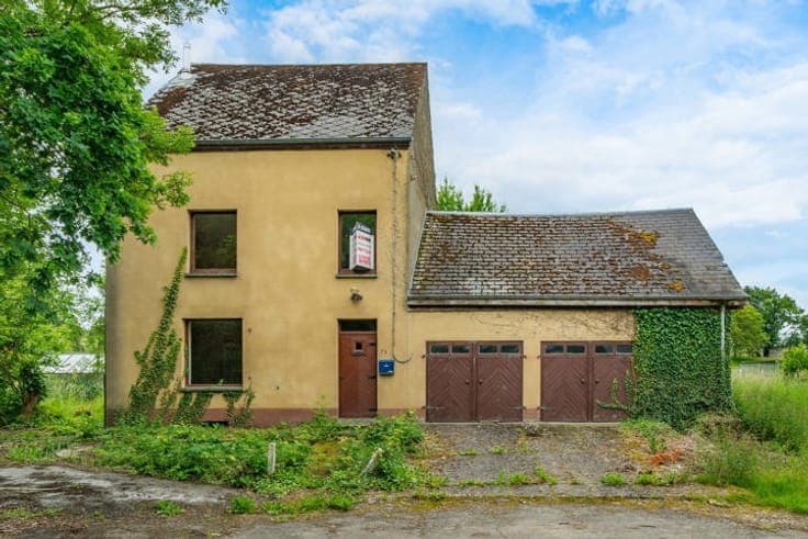 Maison avec du potentiel + garages et 2333m² de terrain