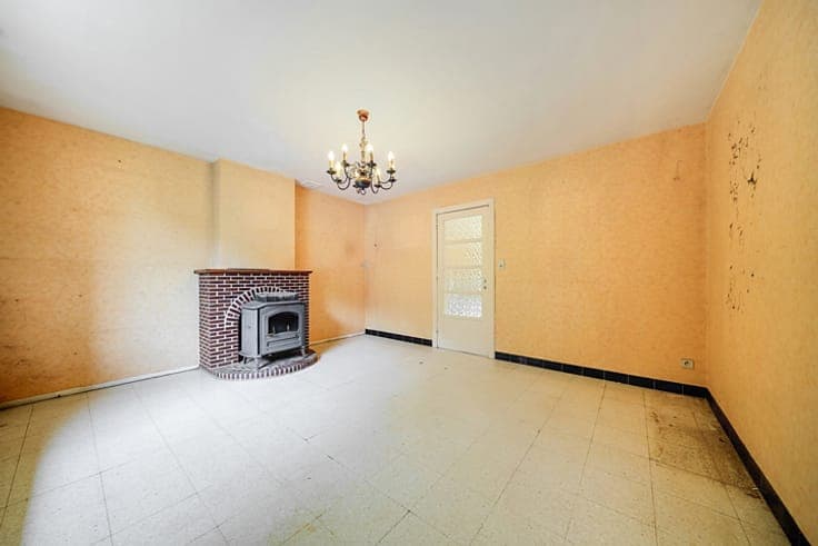 Maison avec du potentiel + garages et 2333m² de terrain