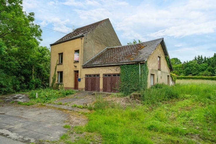 Maison avec du potentiel + garages et 2333m² de terrain