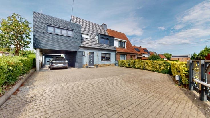 Splendide maison, rénovation luxueuse, cinq chambres, 20 pan