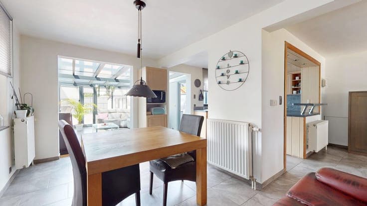 Splendide maison, rénovation luxueuse, cinq chambres, 20 pan