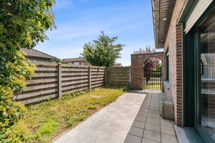 Semi-detached bungalow with garden